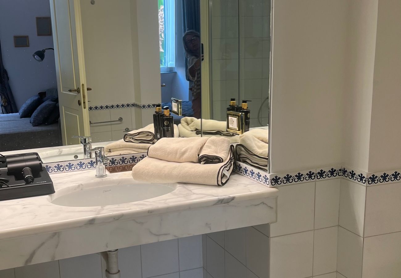 Affitto per camere a Roma - Suite Spaziosa · Bagno Privato · 5 Min dal Vaticano #3