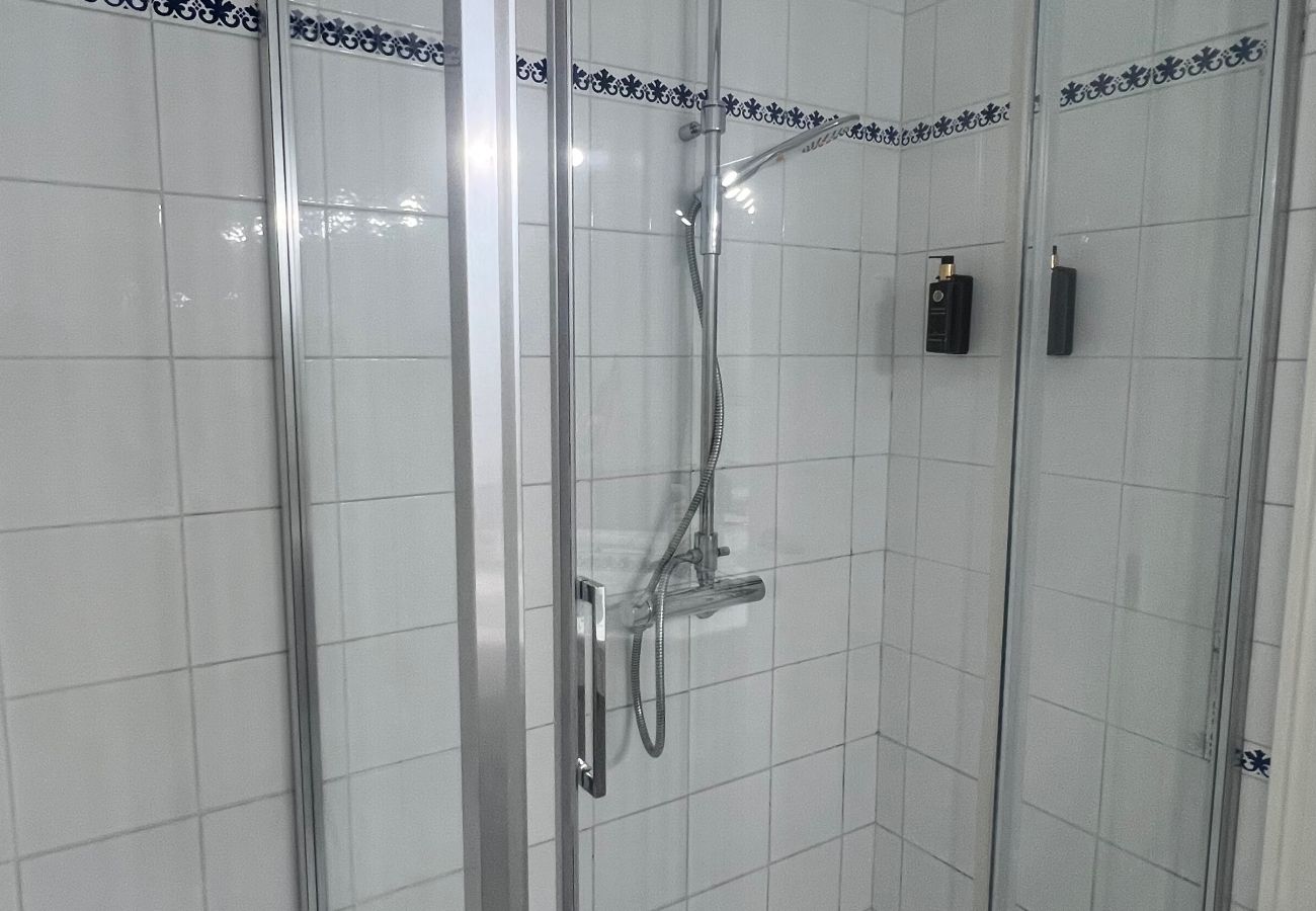 Affitto per camere a Roma - Suite Spaziosa · Bagno Privato · 5 Min dal Vaticano #3